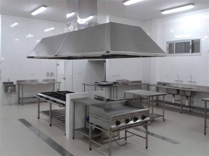 Coifa industrial em cozinha profissional
